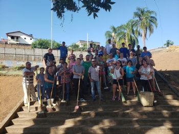 Têko e funcionários da Prefeitura realizam mutirão de limpeza na Praça de Esportes