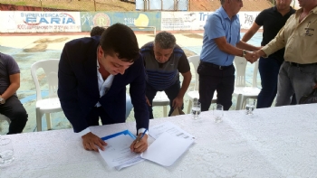 Prefeito assina ordem de serviço para início das obras de reforma da Praça de Esportes