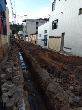 Rua Cônego Cesário passa por obra de drenagem para escoamento de água pluvial
