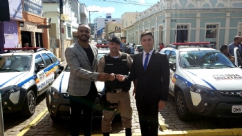 Itapecerica recebe duas viaturas para a Polícia Militar
