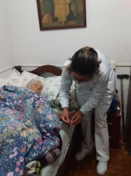 Pacientes acamados recebem visitas de técnicas de enfermagem em seus domicílios