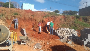 Prefeitura constrói escadaria de acesso no bairro Bom Jesus