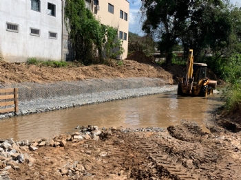 Prefeitura constrói muro de gabião em dois trechos do rio Vermelho