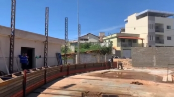 Obras de reconstrução da quadra de esportes do bairro Ingás estão em andamento