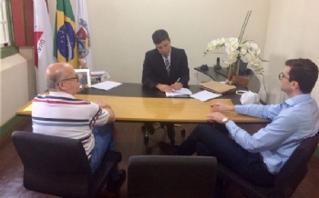 Prefeito assina contratos para repasse do Ministério das Cidades