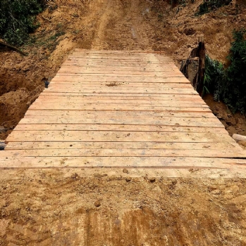 Equipe da Prefeitura trabalha na reconstrução de pontes na zona rural