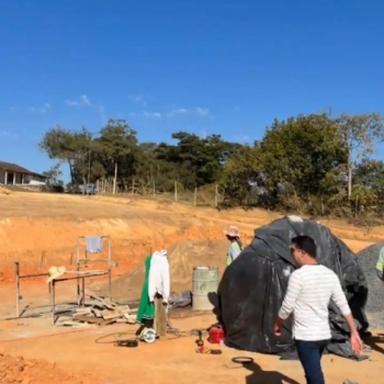Quadra poliesportiva coberta está em construção na comunidade rural de Córrego Fundo