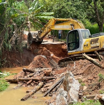 Prefeitura realiza demolição de estrutura de ponte para iniciar reforma