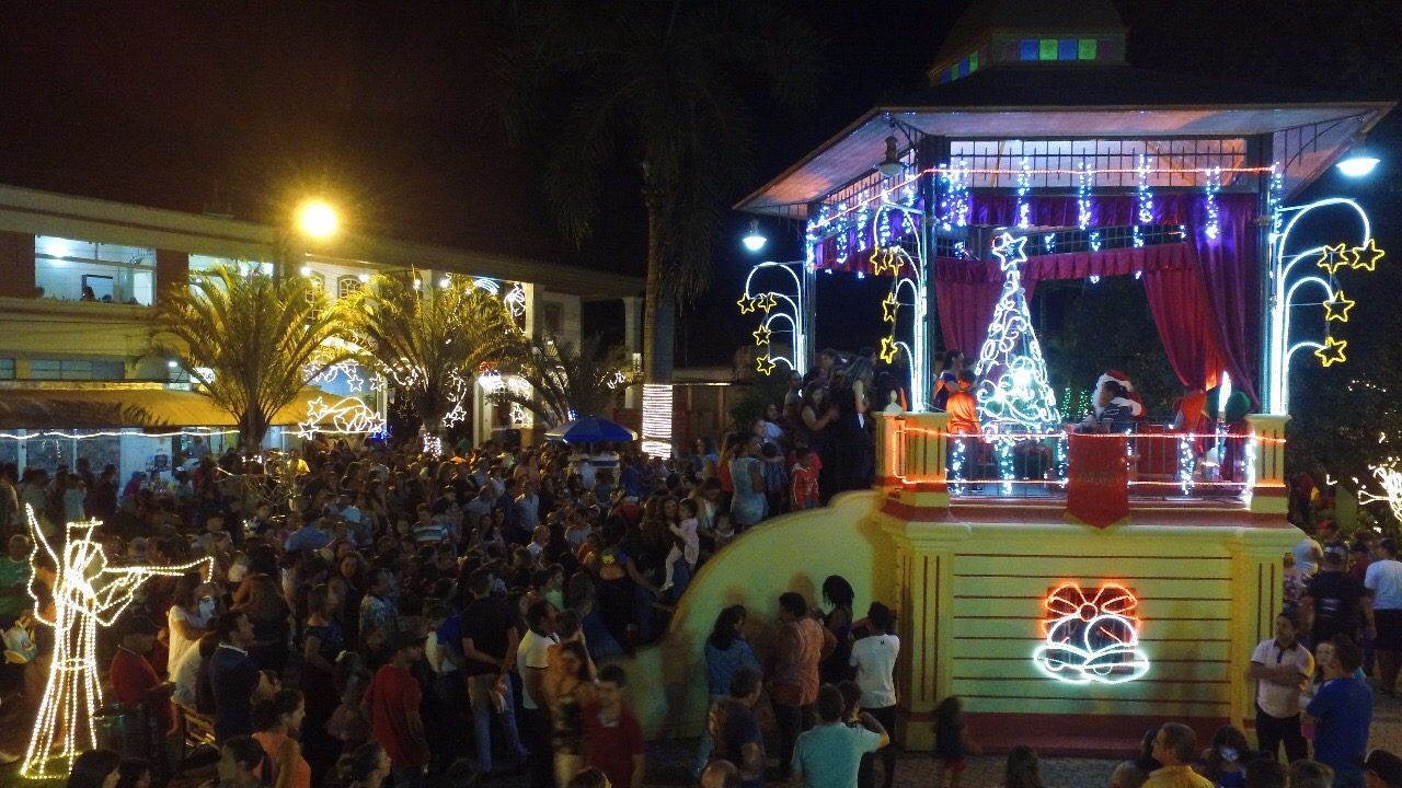 Prefeitura Municipal de Itapecerica - MG - Decoração natalina da Praça do  Coreto é inaugurada e deixa população extasiada