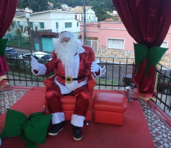 Papai Noel recebe crianças e toda a família em sua casa na Praça do Coreto