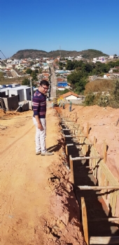Implantação de rede de drenagem de água pluvial no loteamento Jardim das Acácias está em andamento