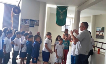 Estudantes visitam exposição sobre o Grande Reinado do Rosário de Itapecerica
