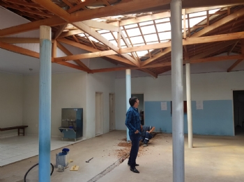 Construção de telhado no pátio do Pré-Escolar Municipal de Lamounier é concluída