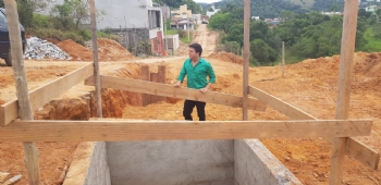 Implantação de rede de drenagem de água pluvial no bairro Jardim das Acácias está em andamento