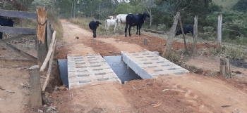 Instalação de mata-burros de ferro e concreto armado nas estradas rurais continua
