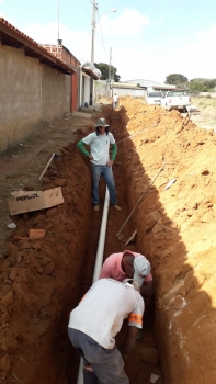 Prefeitura constrói rede de esgoto em vias do distrito de Lamounier