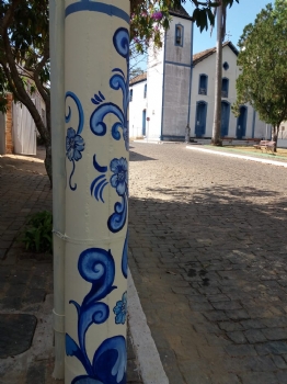 Postes de iluminação da Praça São Francisco recebem pintura artística