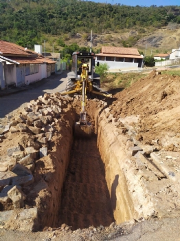 Prefeitura executa obras de drenagem pluvial em vias do município