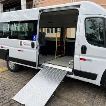 Prefeitura recebe nova van para transporte de pacientes