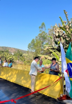Prefeitura inaugura ponte no bairro Bom Jesus