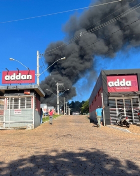 Prefeitura de Itapecerica auxilia em incêndio na fábrica Addan Calçados