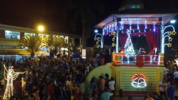 Decoração natalina da Praça do Coreto é inaugurada e deixa população extasiada